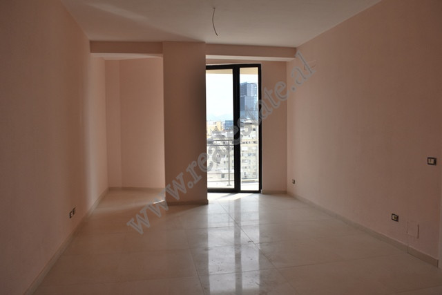 Ambient zyre me qira prane rruges se Durresit ne Tirane